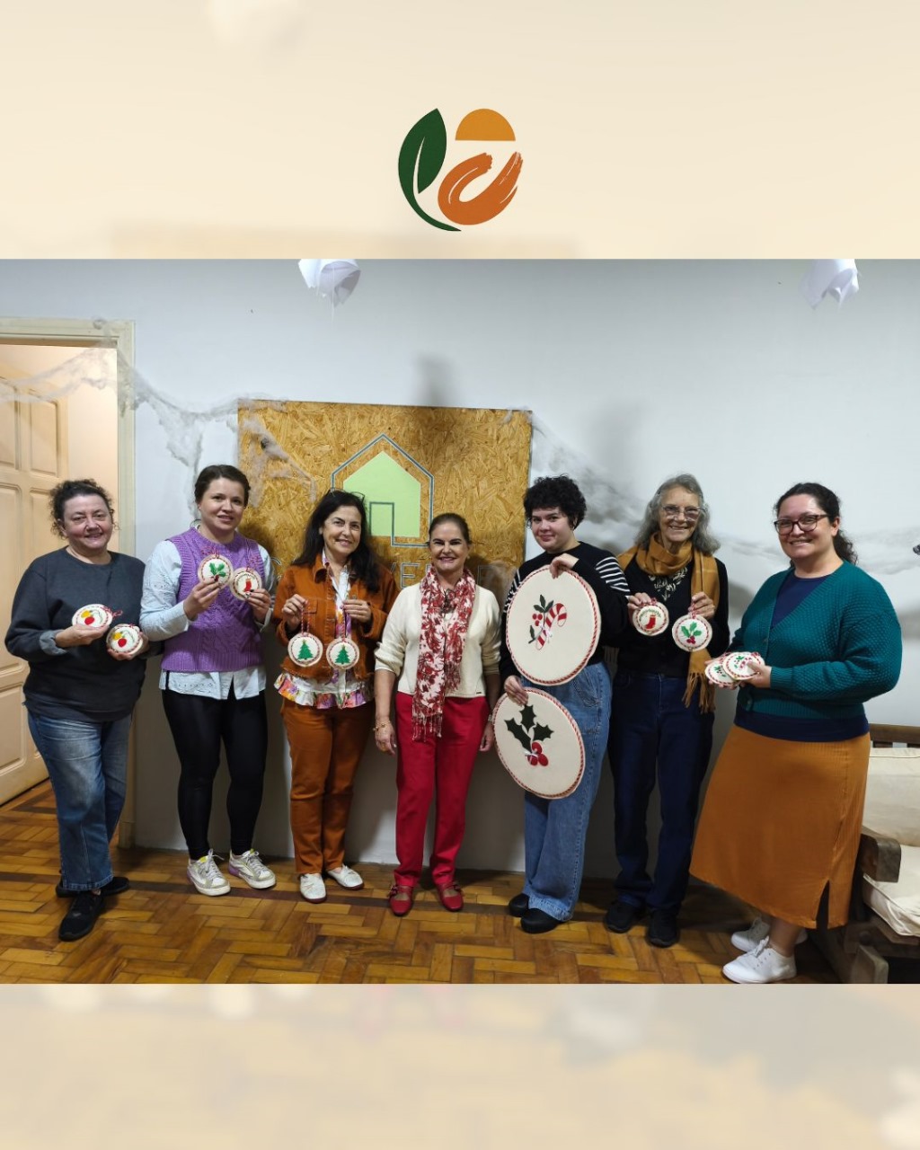 Público visitando a feira de artesanato e conversando com as bordadeiras do projeto