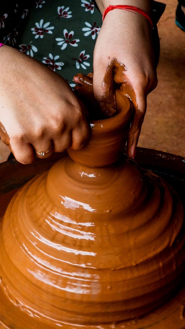 Artesã trabalhando