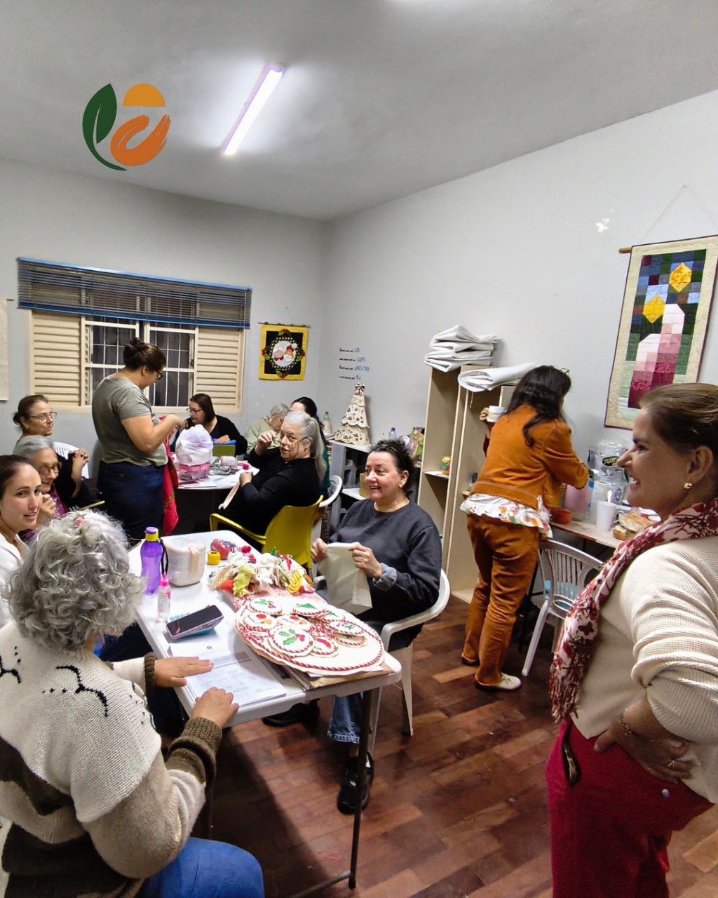 Exposição de produtos e bordados tradicionais do Projeto Mãos Criativas